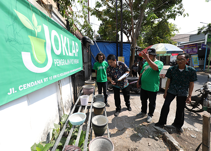 INOVATIF: Tim juri berbincang dengan pengurus Joklap di Kelurahan Singonegaran, Pesantren. Inovasi peserta Prodamas Plus 2023 berhasil memikat juri.