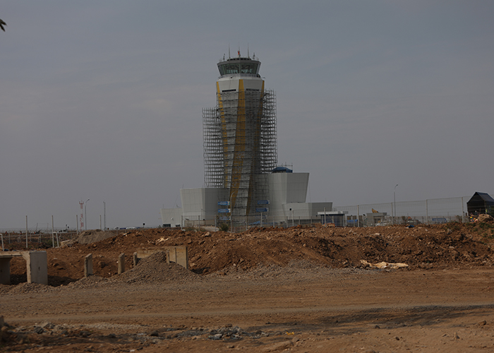 TERUS DIKEBUT: Air traffic control tower jadi salah satu item infrastruktur pendukung bandara yang pengerjaannya belum selesai.