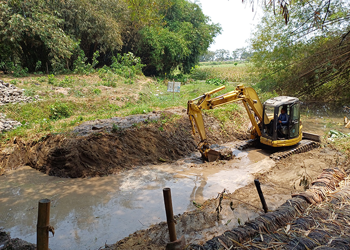 KERUK: Satu eskavator dikerahkan untuk melakukan normalisasi di beberapa sumber mata air Kota Kediri. Sedikitnya ada tiga sumber yang akan dilakukan normalisasi.