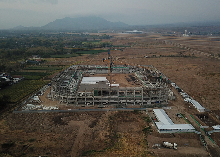 TERUS DIKEBUT: Proyek Stadion Gelora Daha Jayati yang dalam tahap penggarapan tribun lantai 3 terus dikebut. Tahun depan pemerintah kembali menganggarkan dana Rp 70 miliar.
