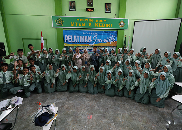 SALAM LITERASI: Tim pemateri Jawa Pos Radar Kediri (JPRK) berfoto bersama guru pembina dan para peserta diklat jurnalistik MTsN 6 Kediri.