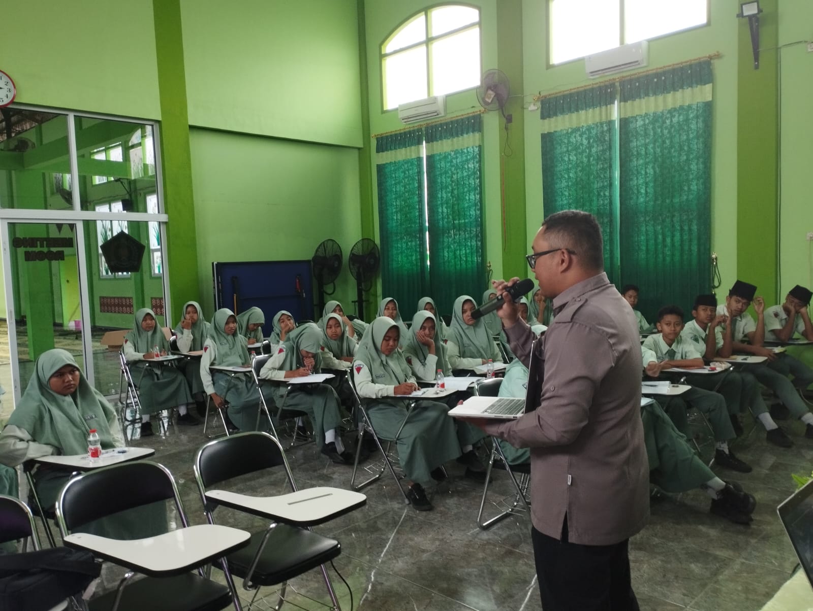 TAMBAH WAWASAN: Fotografer JPRK Wahyu Adji memberikan materi tentang fotografi dalam kegiatan pelatihan jurnalstik di MTsN 6 Kediri kemarin.