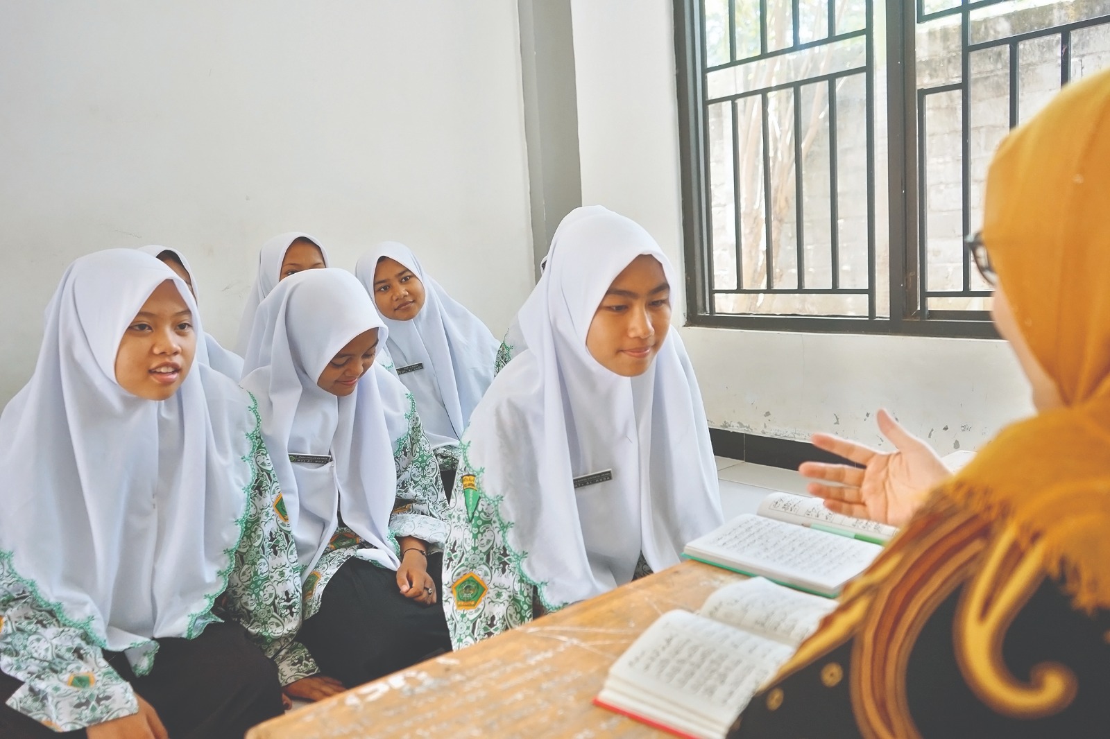 TEKUN: Siswi MA Al Huda Bogo, Kecamatan Nganjuk belajar mengaji.