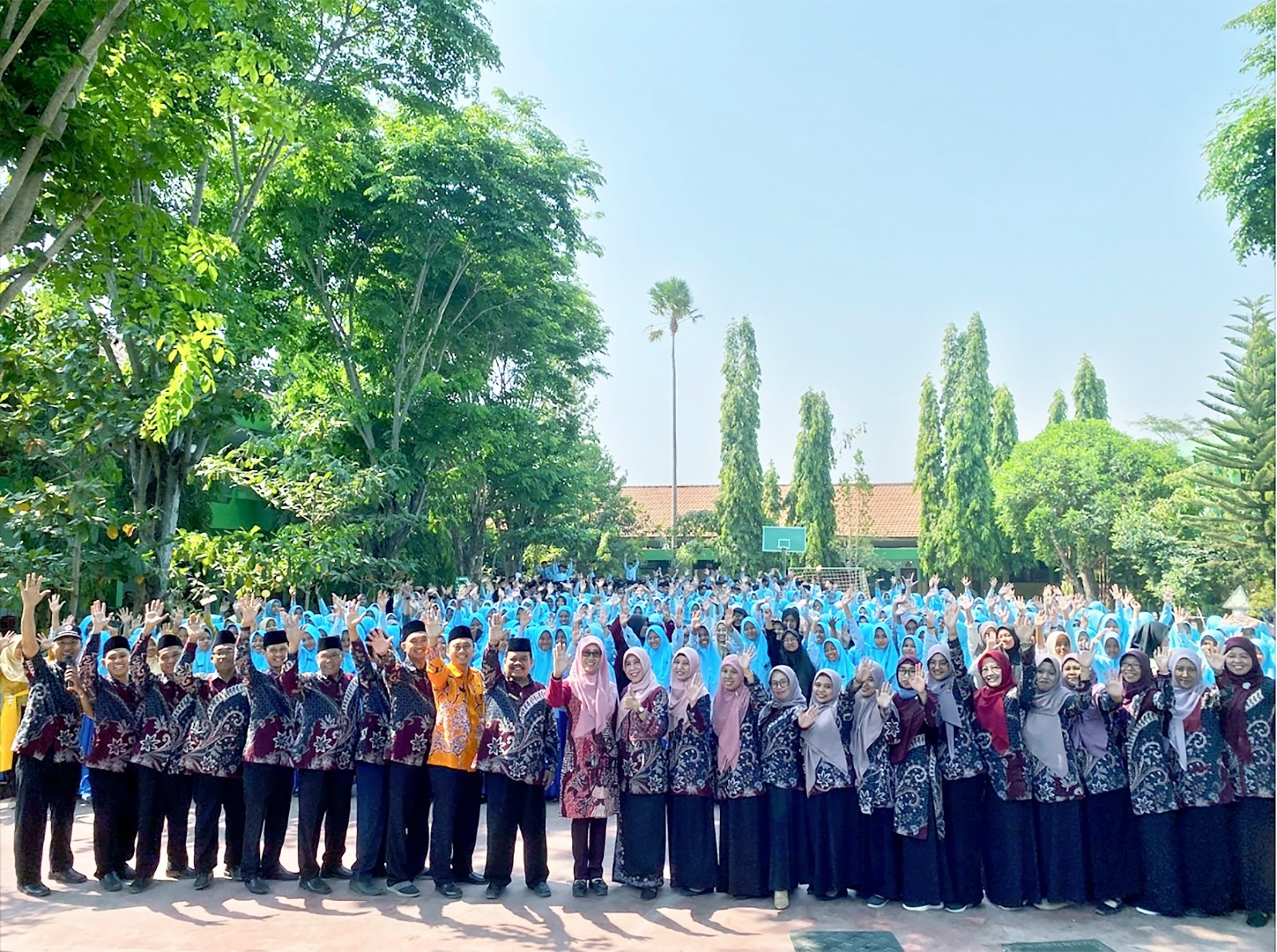 INOVATIF: Guru Siswa MAN 1 Nganjuk foto bersama pada Gelar dan Panen Karya P5PPRA. Kemenag Nganjuk apresiasi karya siswa yang antusias mengikuti acara.