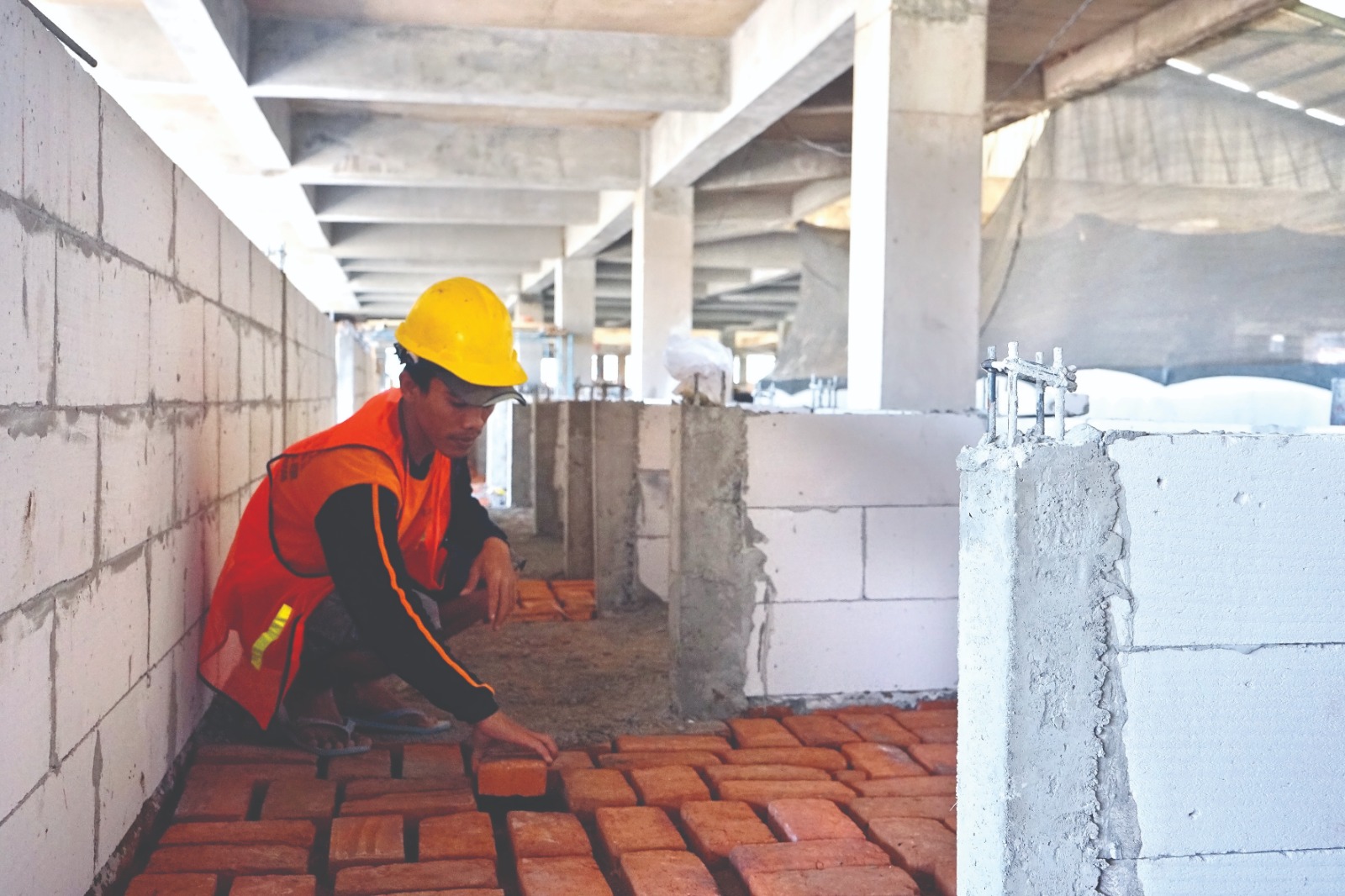 NGEBUT: Pekerja proyek lantai 2 Pasar Kertosono membangun los untuk pedagang. Proyek harus selesai akhir 2023.