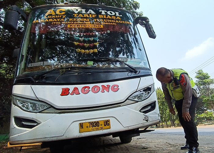 BARANG BUKTI: Petugas Satlantas Polres Kediri mengecek kondisi truk yang menabrak Samsuri.
