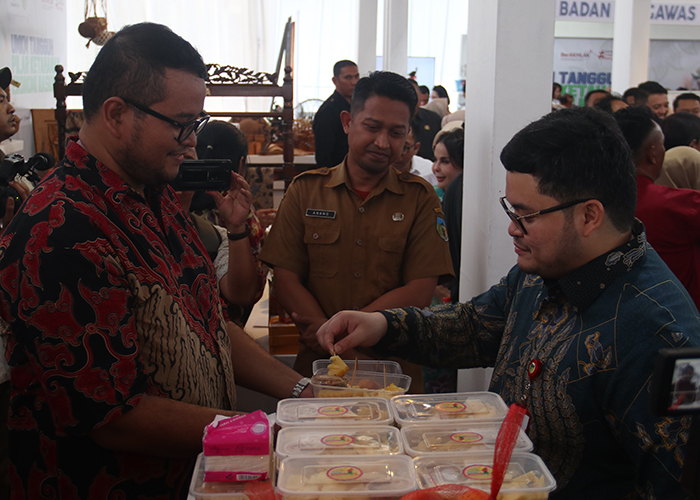 HARUS AMAN: Bupati Hanindhito Himawan Pramana mencicipi produk UMKM yang mengikuti pameran dalam peresmian balai POM di Pendapa Panjalu Jayati kemarin.