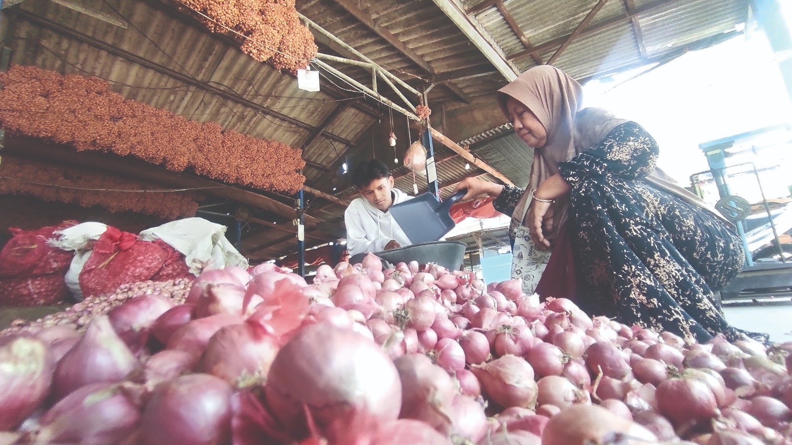 HARGA NAIK: Pedagang berambang di Pasar Sukomoro kemarin. harga berambang naik Rp 4 ribu per kilogram karena panen raya telah usai.