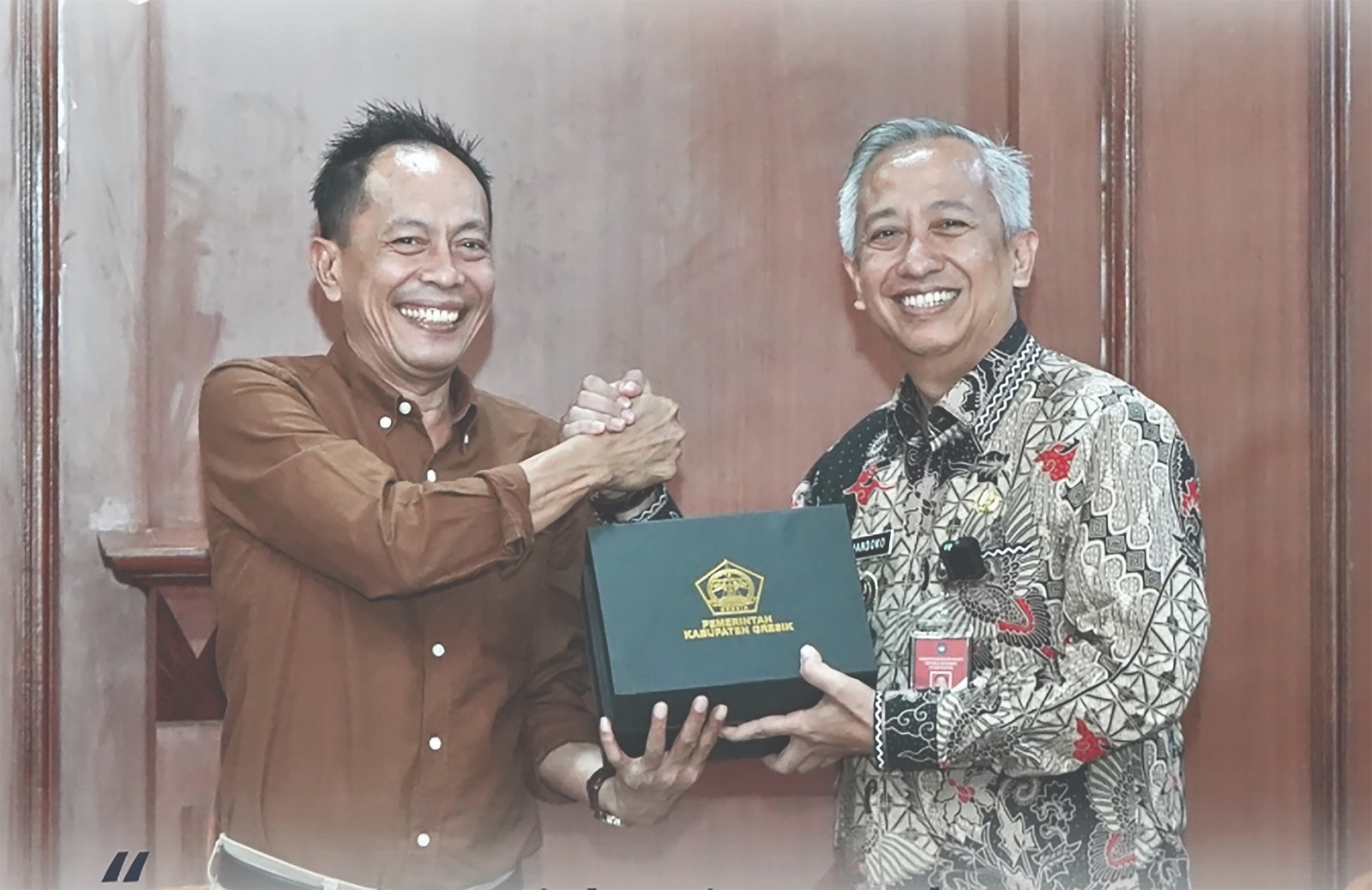 ERAT: Mas Bupati Handoko menerima cenderamata dari Pemkab Gresik