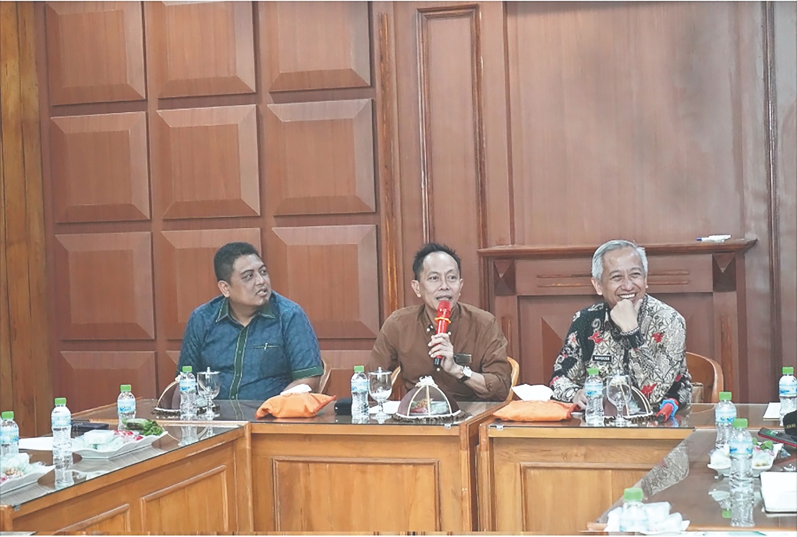 SINERGI: Pj Bupati Sri Handoko Taruna menerima kunjungan Pemkab Gresik kemarin.