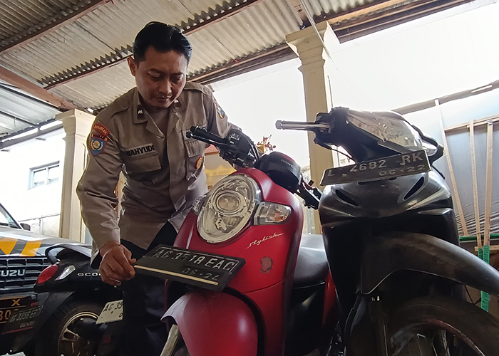 BARANG BUKTI: Petugas menunjukkan sepeda motor pelaku yang digunakan untuk melakukan aksinya.