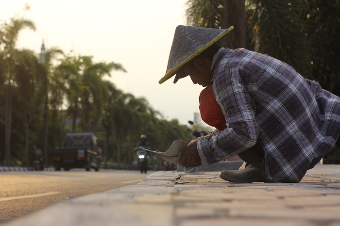 FINISHING: Pekerja merapikan finishing di barat jembatan Alun-Alun Barat (AAB) Kota Kediri. PT Bukaka akan membangun taman di sekitar jembatan.