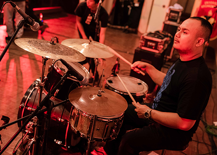 TOTALITAS: Axel CB menunjukkan kepiawaiannya menggebuk drum. Selain bergabung di Qodir Band, dia juga eksis bersama Snapburn.