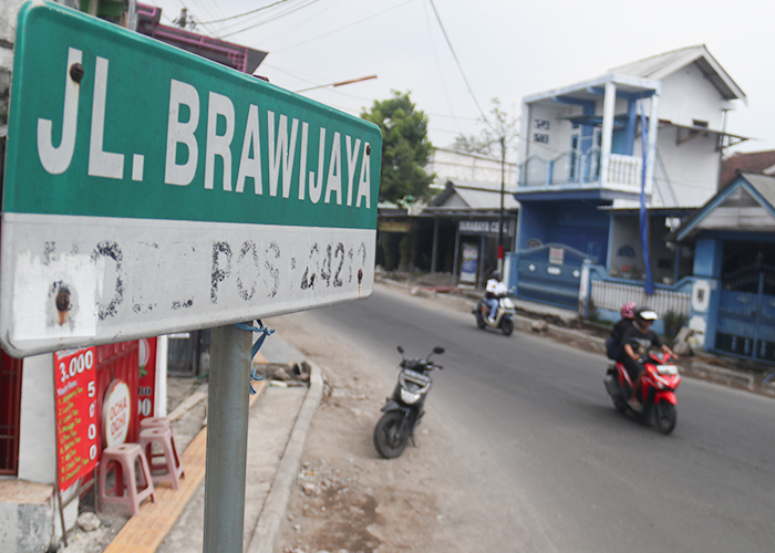 TUAI PROTES: Salah satu titik pembangunan trotoar yang dikeluhkan warga karena membuat akses jalan jadi menyempit.