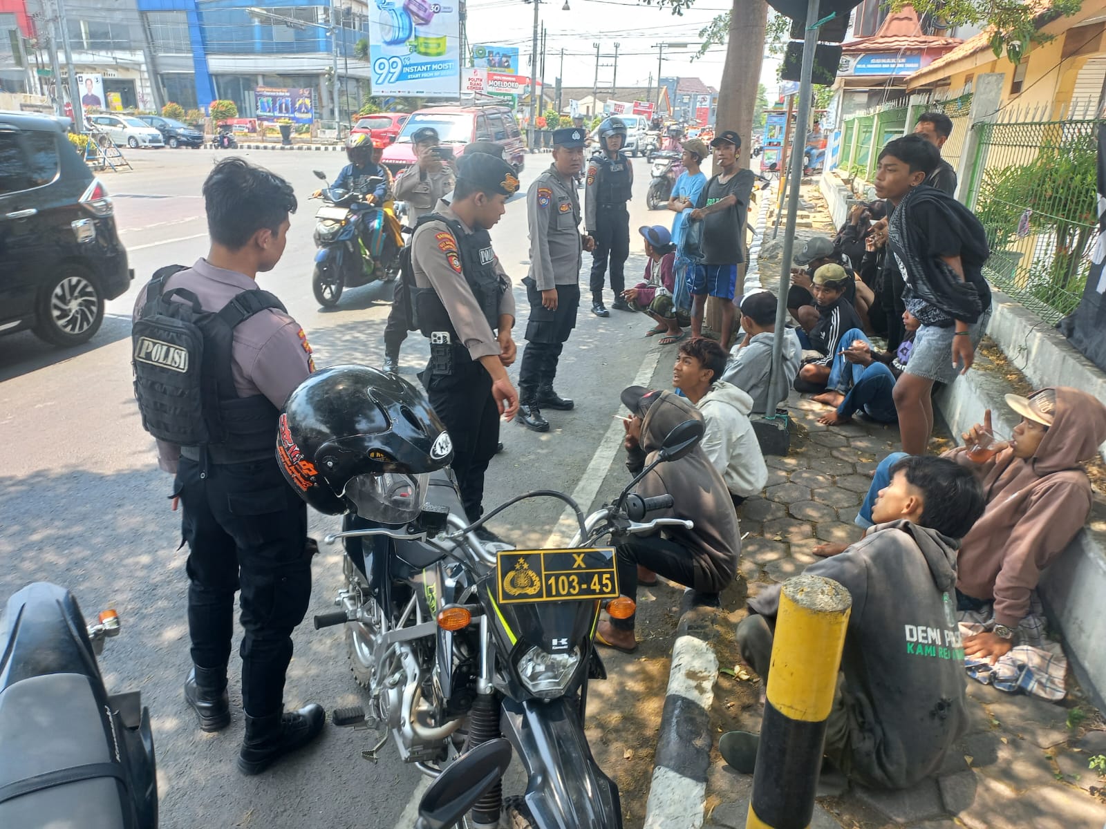 MERESAHKAN: Polisi melakukan razia terhadap oknum suporter Persebaya Surabaya di Kota Kediri. Polisi menemukan beberapa oknum membawa senjata tajam.