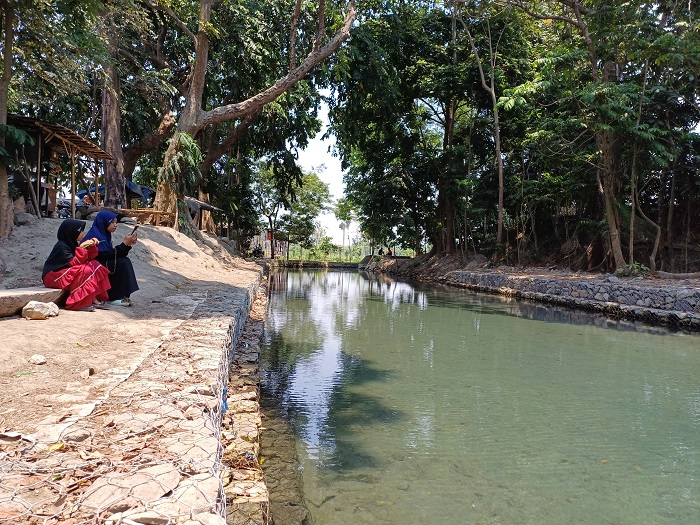 ASRI: Pengunjung menikmati keindahan dan kesejukan Sumber Tapan di Desa Joho, Kecamatan Wates.