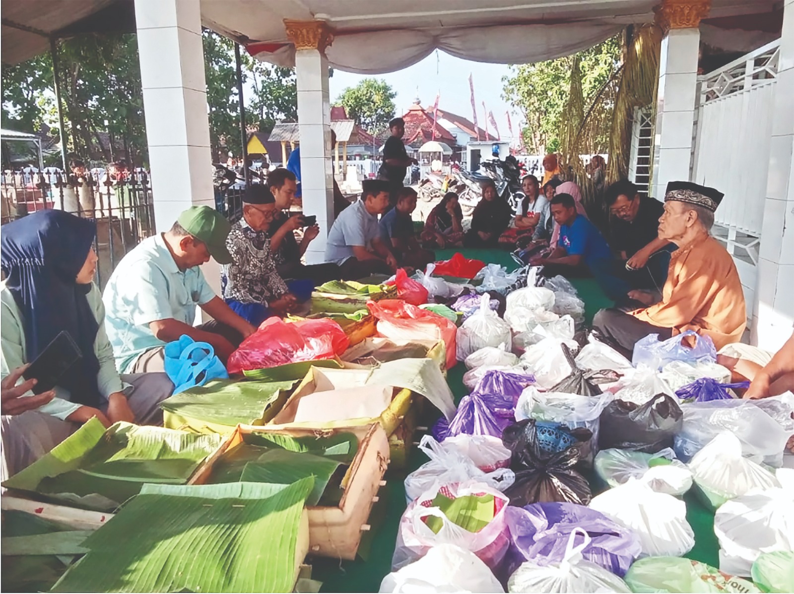TRADISI: Warga Desa Sonoageng selamatan di makam Raden Said saat nyadran. Tradisi nyadran di sana 20 hari.