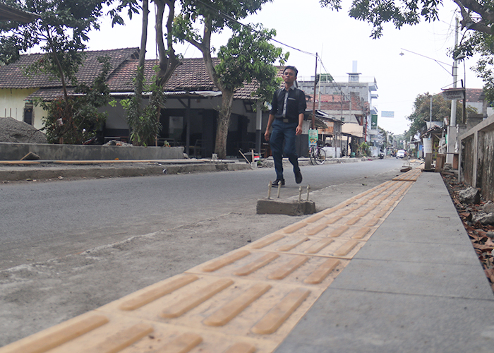 REVITALISASI: Seorang pemuda berjalan kaki di kawasan Kampung Inggris Pare. Pelaksana proyek mengklaim bahwa pihaknya hanya tinggal melakukan finishing.
