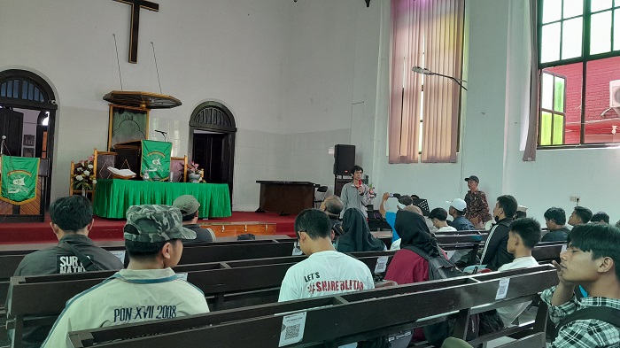 BELAJAR SEJARAH: Peserta Jelajah Kota Tua menyimak penjelasan tentang sejarah Gereja Merah pada 10 September lalu.