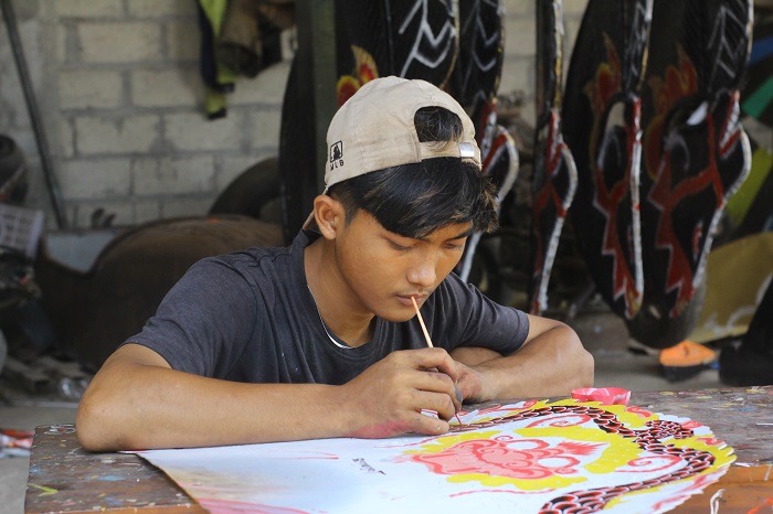 TELATEN: Ashef Robiansyah menyelesaikan pembuatan jamang barongan. Barongan buatannya sukses terjual hingga ke Hongkong.