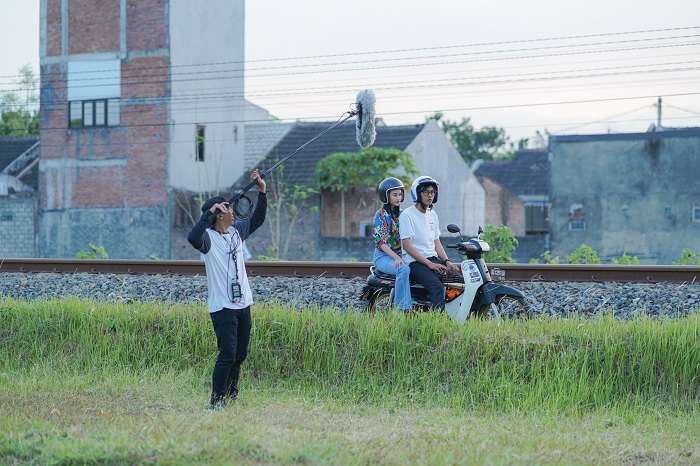 TOTALITAS: Kru film Punkngarep melakukan pengambilan gambar di pinggir rel KA Kota Kediri.