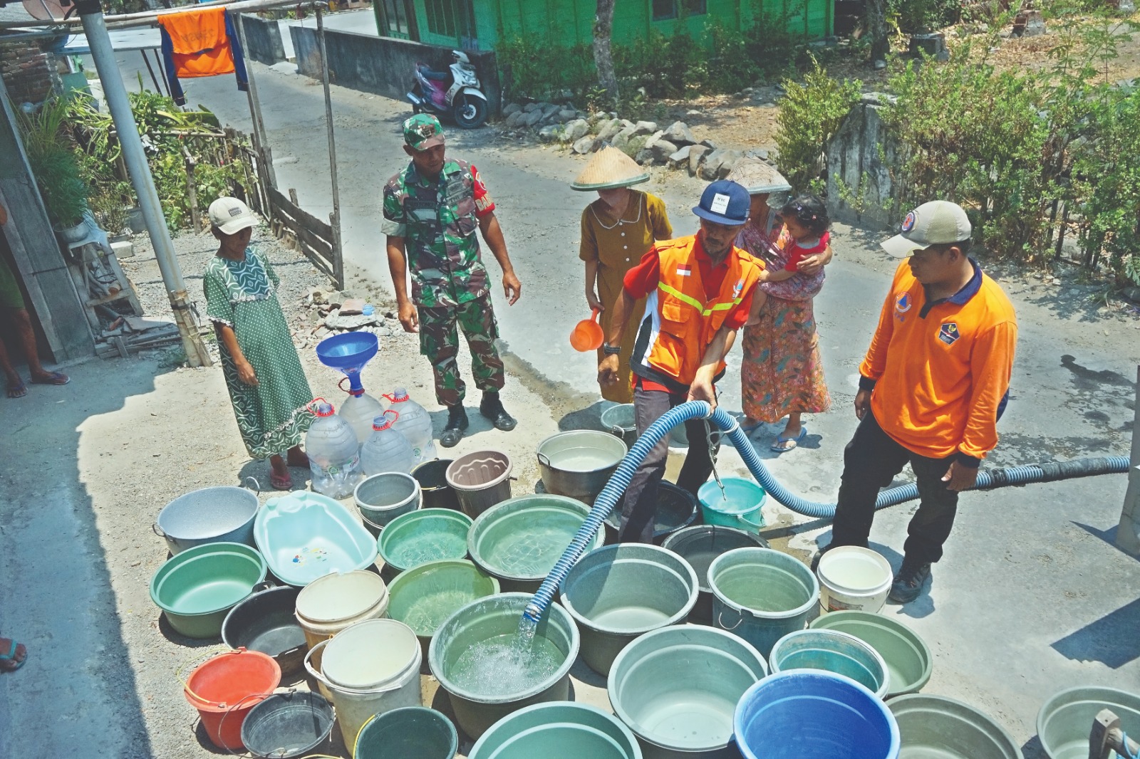 DAMPAK KEKERINGAN: Pemkab Nganjuk melakukan dropping air bersih ke Desa/Kecamatan Ngluyu. Warga cari air bersih hingga ke tengah hutan.