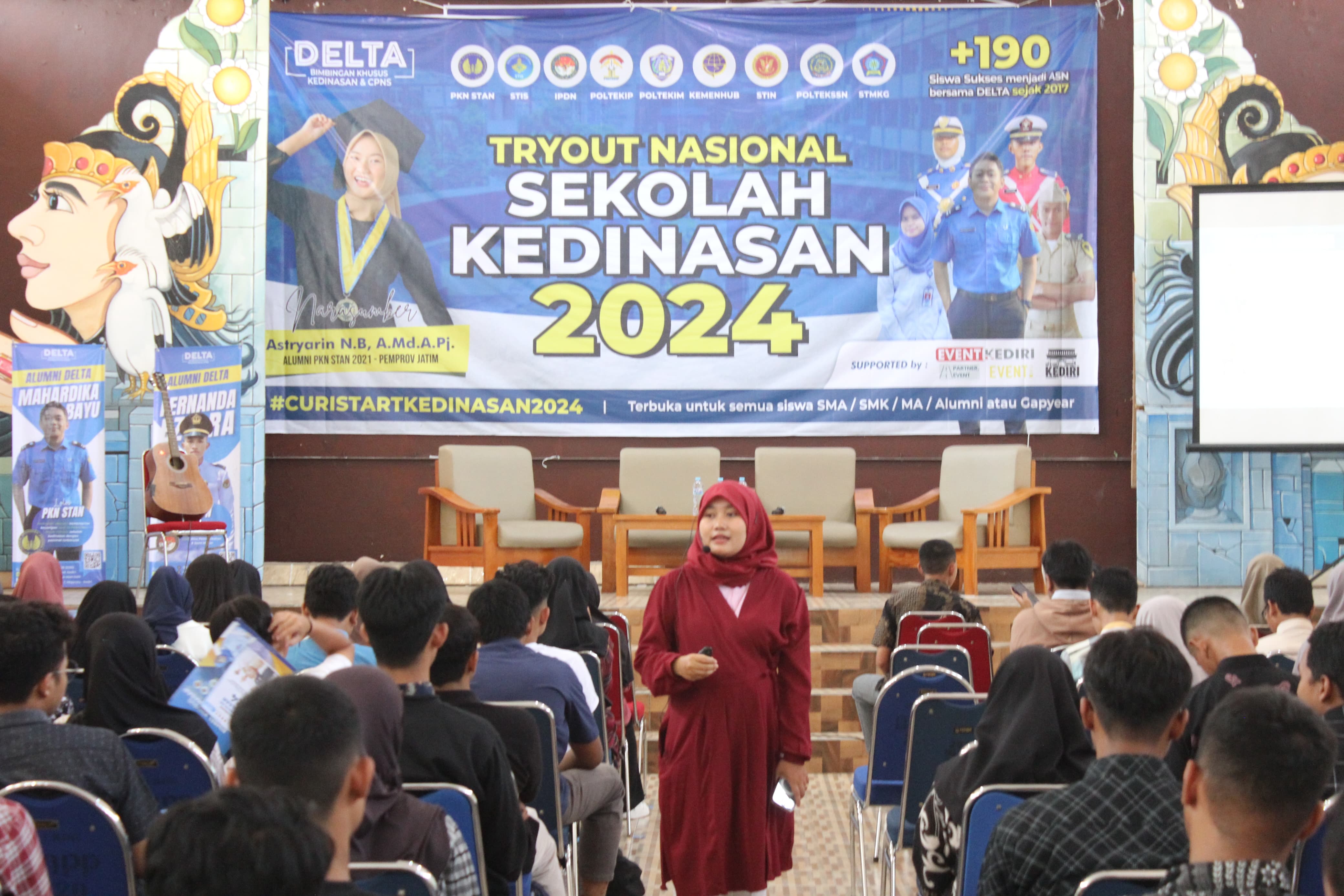 INSPIRATIF: Pendiri sekaligus Tutor Bimbel Delta Indah Ramawati saat mengisi pandangan umum sekolah kedinasan di hadapan 250 siswa tryout.