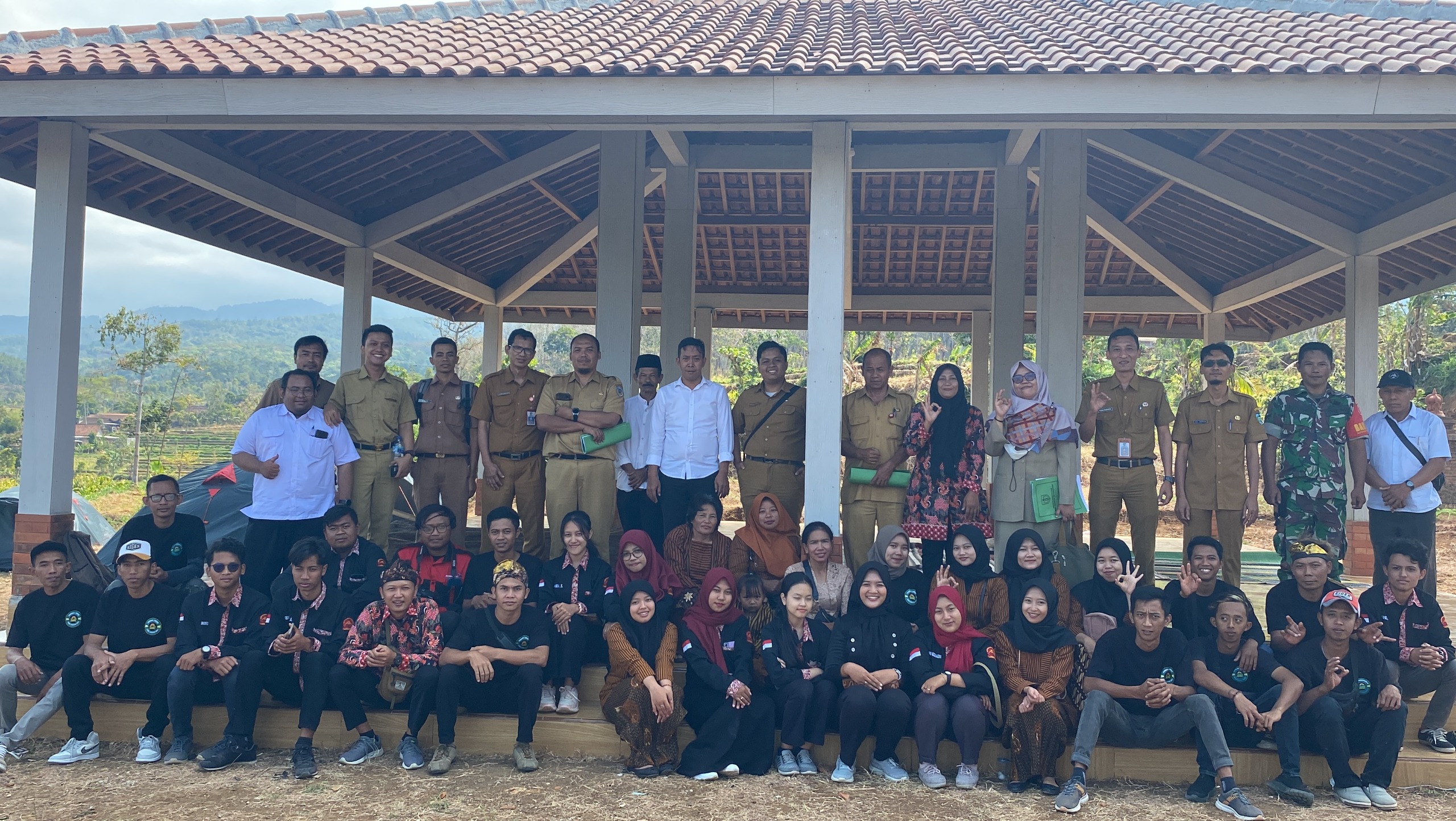 KOMPAK: Tim PPKO Himaptika UNP Kediri bersama Pemdes Joho dan jajaran tim visitor desa wisata berfoto usai melakukan tinjauan lapangan.