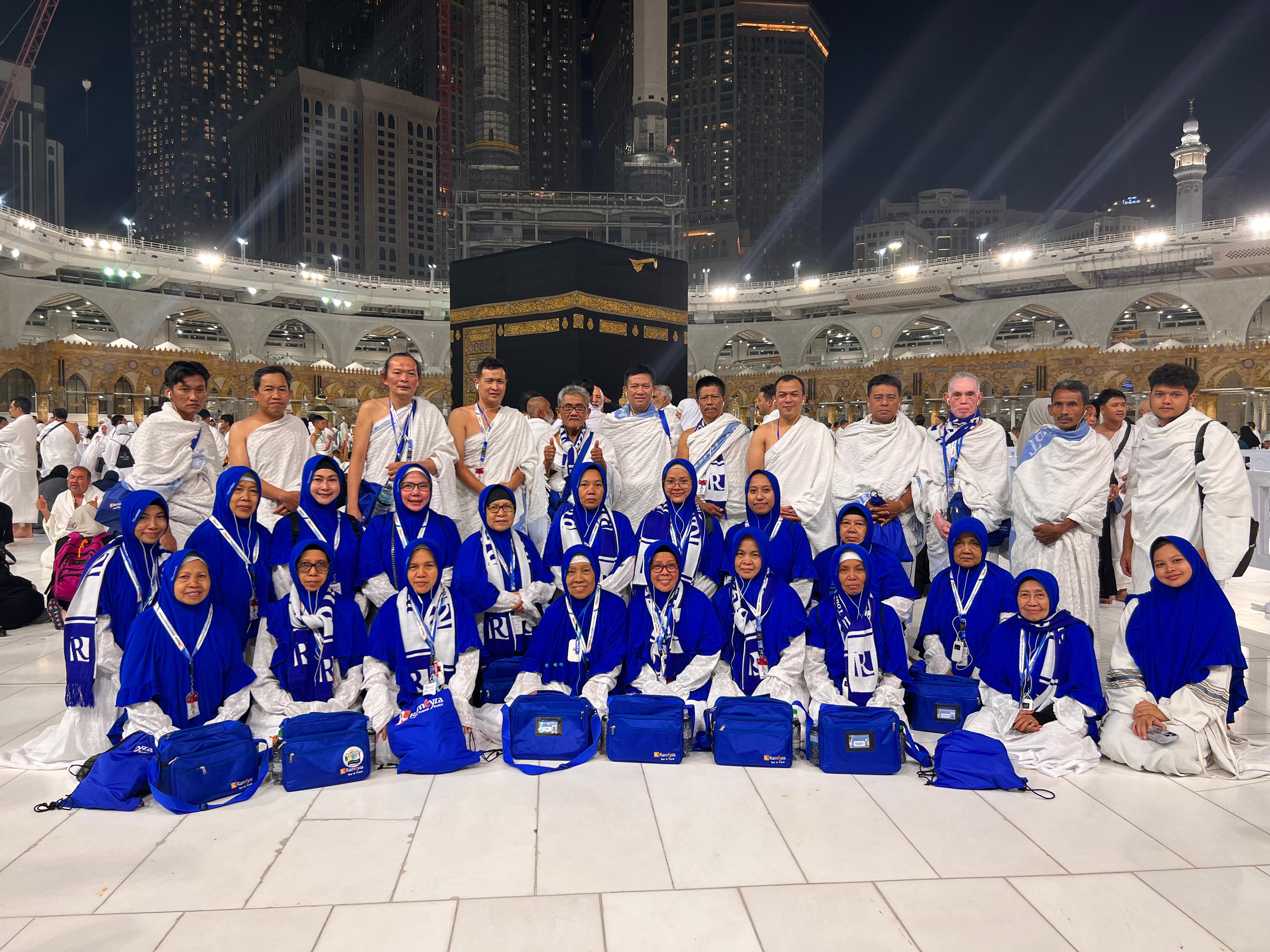 TERHARU: Jemaah umrah Rameyza Tour & Travel berfoto di depan Ka