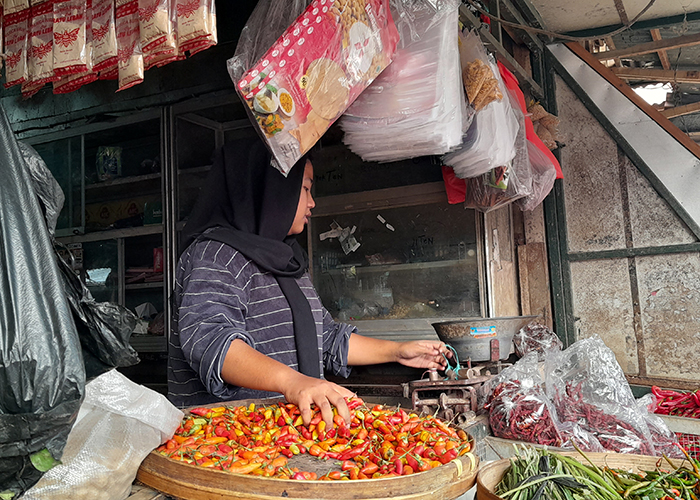 PEDAS: Wahyu Ayudia Puspitasari menjajakan cabai di toko kelontong miliknya yang berada di Pasar Setonobetek Kota Kediri. Harga cabai di pengecer tembus Rp 80 ribu.