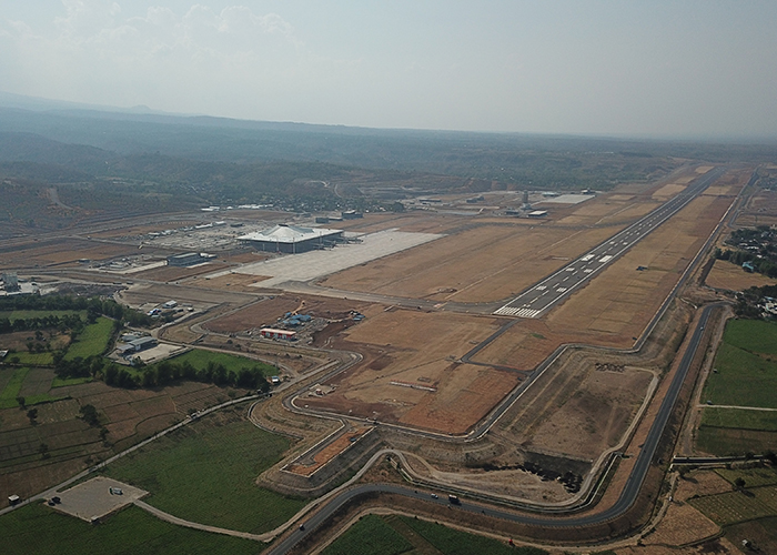 NYARIS RAMPUNG: Kompleks Bandara Internasional Dhoho difoto dari udara. Seminggu jelang verifikasi administrasi dari Kementerian Perhubungan, rekanan masih harus menyelesaikan empat infrastruktur pend