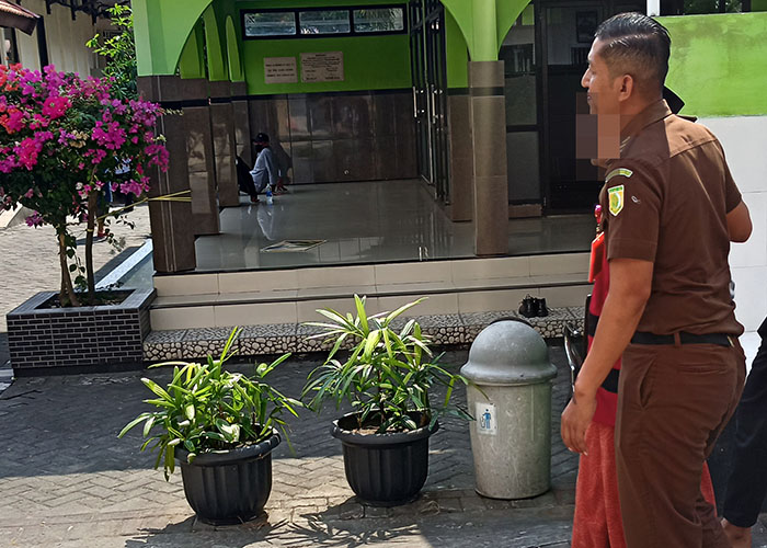PASRAH: KI digiring petugas menuju ruang persidangan setelah sebelumnya transit di ruang sidang sementara.