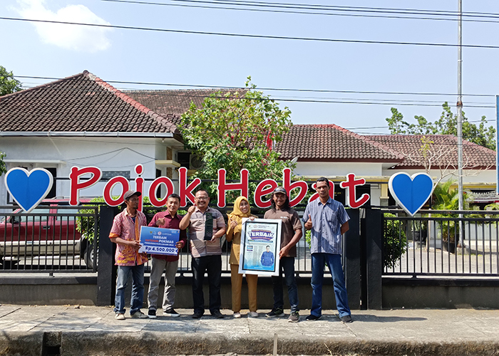 KOMPAK: Anggota Pokmas Maju Lancar Kelurahan Pojok menunjukkan trofi dan hadiah usai meraih predikat terbaik di Prodamas Plus Award 2023.