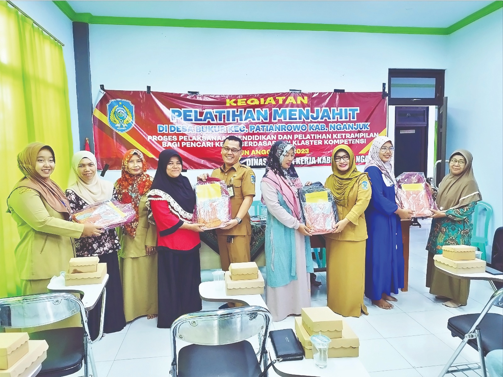 KURANGI PENGANGGURAN: Peserta pelatihan menjahit mendapat fasilitas peralatan dari Disnaker Nganjuk. Wakil Ketua DPRD Ulum Basthomi memotivasi pada peserta pelatihan menjahit di Desa Bukur.