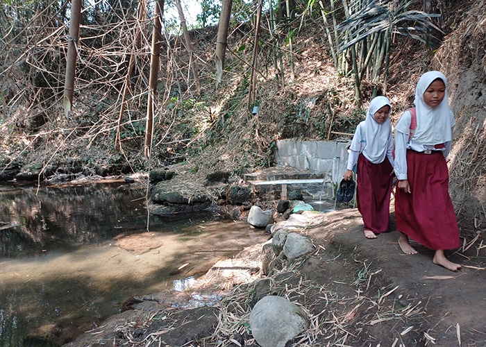 FAVORIT: Sumber Serut di Desa Bogem, Kecamatan Gurah menjadi favorit anak-anak berenang di sana.