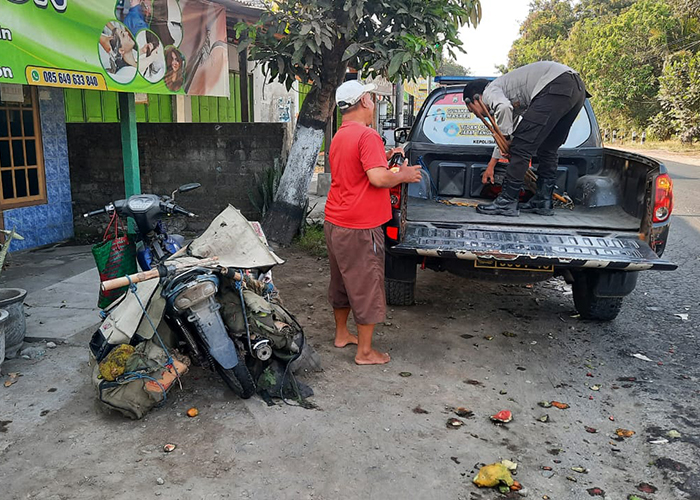 RINGSEK: Petugas kepolisian bersama masyarakat setempat berusaha mengamankan sisa kendaraan yang terlibat kecelakaan di simpang empat Desa Sumberejo, Kandat kemarin.