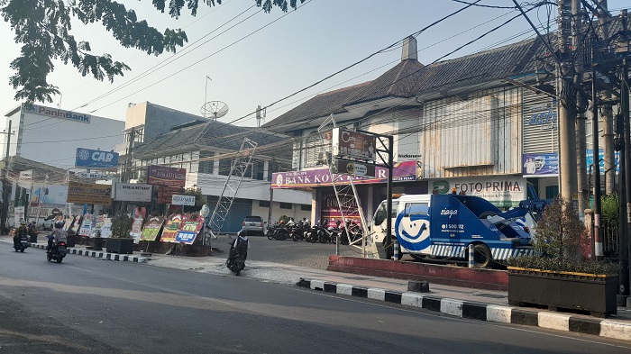 LENGANG: Suasana jalan depan kantor BPR Kota Kediri.