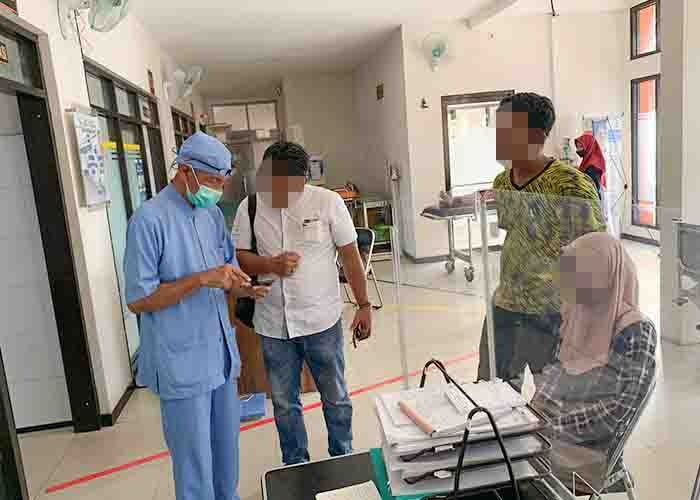 PILU: Korban berinisial IA, warga Kecamatan Ngadiluwih saat melakukan visum di Rumah Sakit Arga Husada Branggahan.