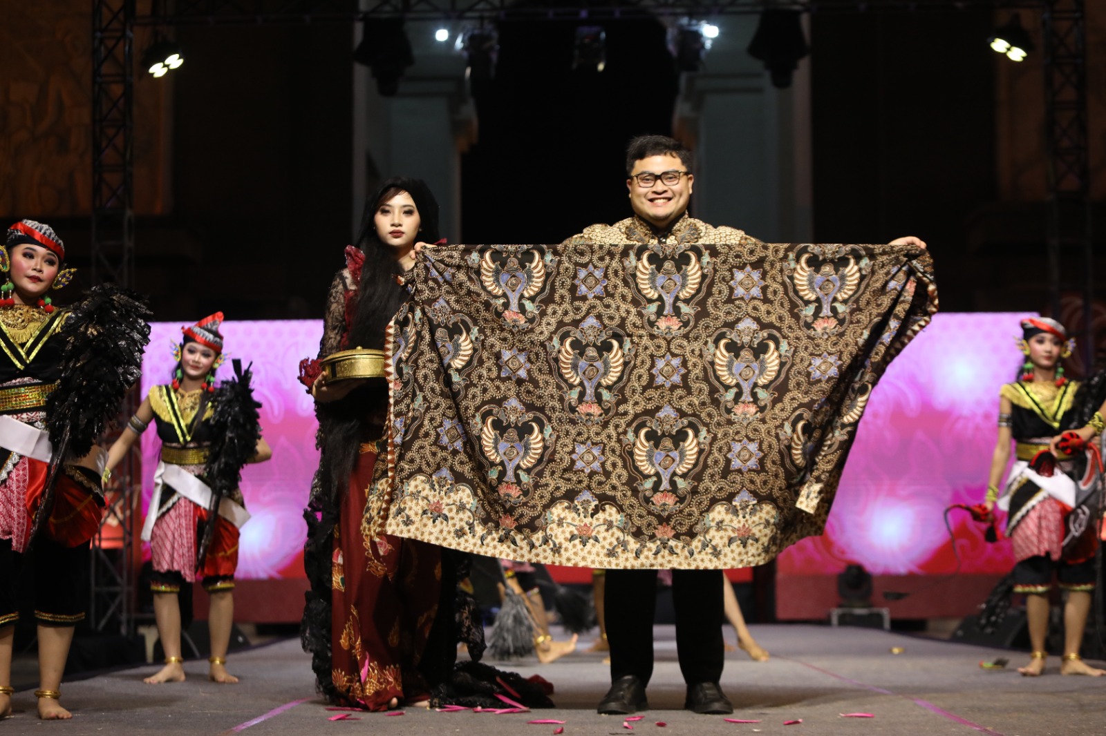 PADMA SANGKHA: Bupati Hanindhito Himawan Pramana memamerkan motif kain batik baru bergambar bunga teratai yang didesain oleh Dekranasda Kabupaten Kediri dalam Kediri Fashion Batik Festival tadi malam.