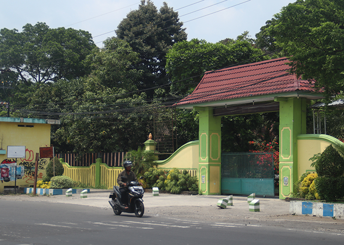 BUTUH PENGEMBANGAN: Aset SMAN 2 Pare yang terletak persis di depan RSKK jadi &ldquo;rebutan&rdquo; antara BPKAD Kabupaten Kediri dan Cabdisdik Provinsi Jatim Wilayah Kediri.