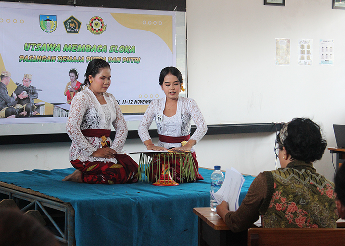 PENUH PENGHAYATAN: Peserta Utsawa Dharmagita Tingkat Provinsi Jawa Timur mengikuti lomba membaca Sloka di SMPN 3 Grogol