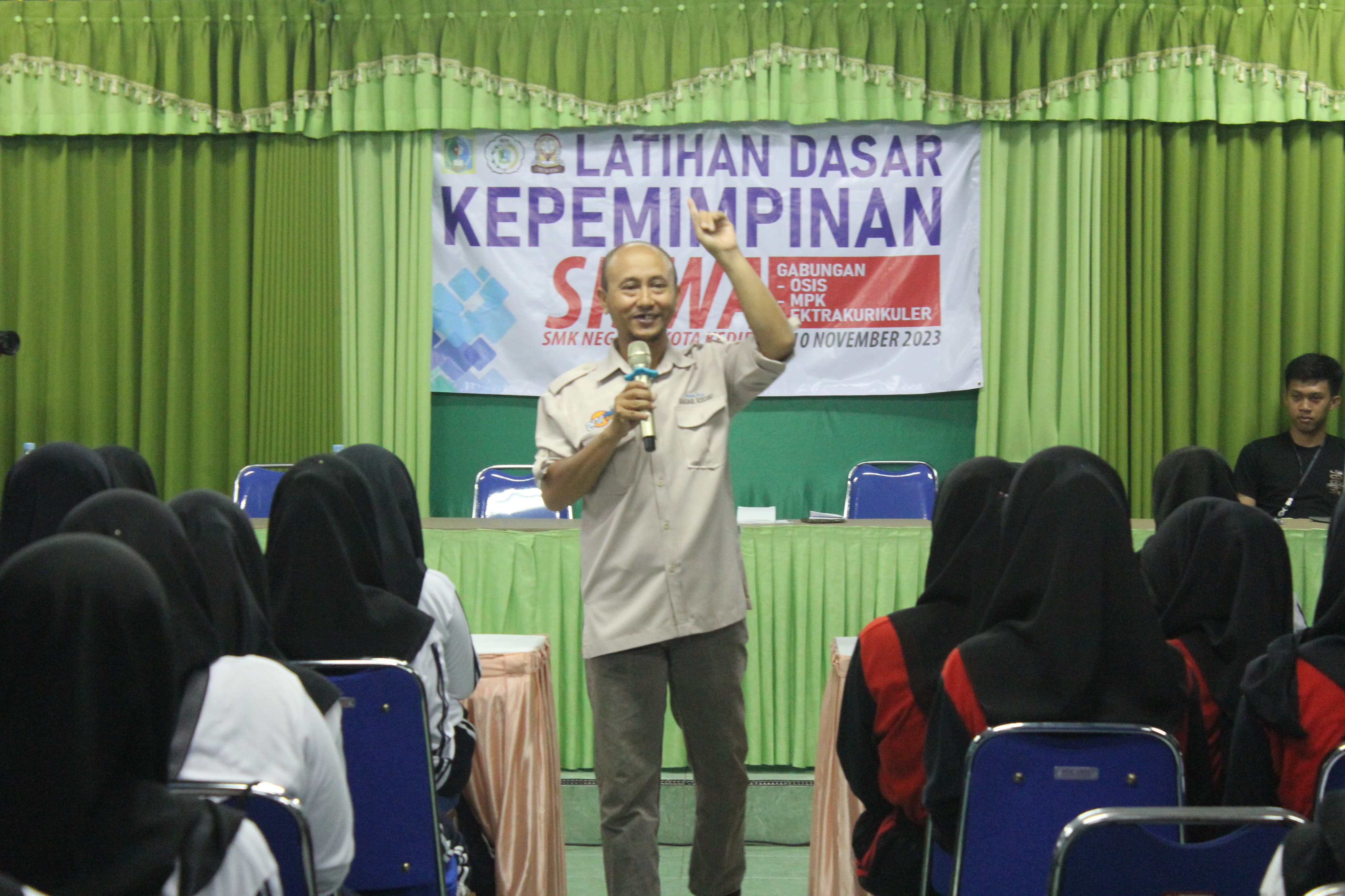 BERBAGI PENGALAMAN: Endro Purwito, tim pemateri JPRK, berbagi pengalaman dengan peserta latihan dasar kepemimpinan (LDK) di aula SMKN 2 Kota Kediri.