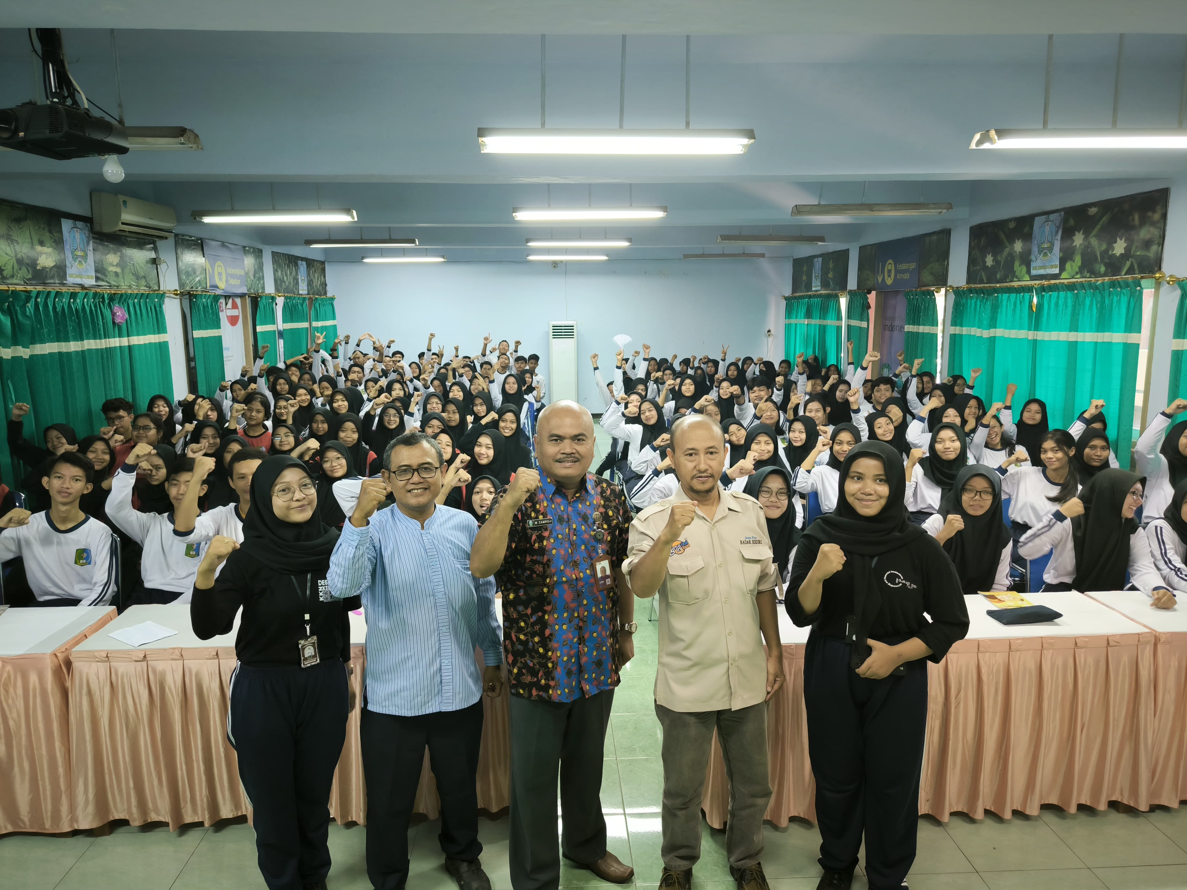 EDUKASI: Kepala SMKN 2 Kota Kediri Zamroji M.Pd dan Waka Kesiswaan M. Safiqurrahman berfoto bersama pemateri dari tim JPRK dan para pengurus OSIS, MPK, serta ekskul yang jadi peserta LDK kemarin.