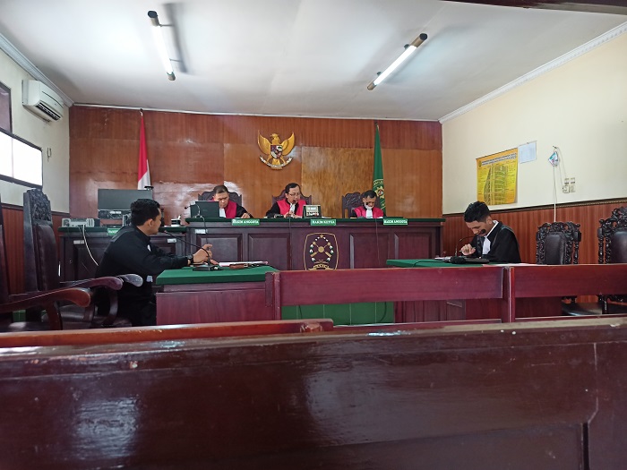 MENERIMA: Suasana persidangan MC, 34, ayah tiri cabul di ruang Candra  PN KabupatenKediri. Terdakwa divonis 8,5 tahun penjara.