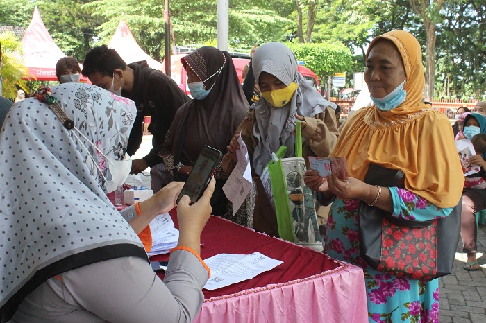 BANSOS: Warga mendapat bantuan sosial yang dikeluarkan pemerintah untuk menekan angka kemiskinan.