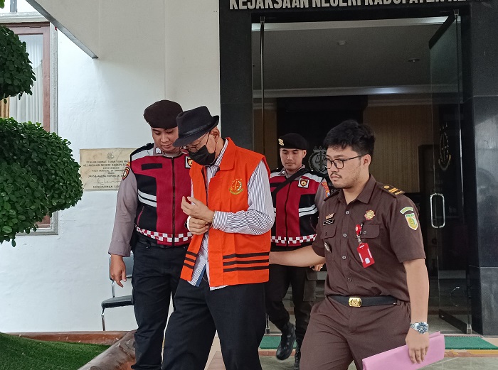 PESAKITAN: Tersangka tindak pidana korupsi (tipikor) pengadaan dana jasa kebersihan di RSKK digelandang tim Kejari Kabupaten Kediri ke Rutan Surabaya