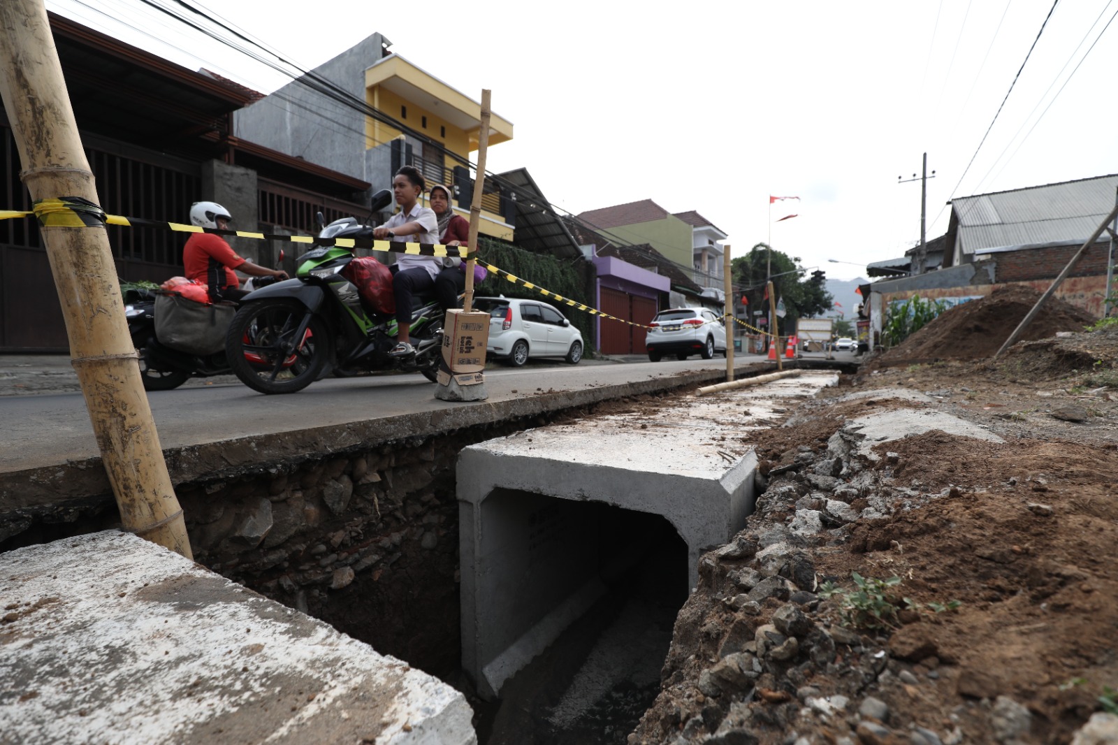 DIKEBUT: Pekerja melanjutkan pemasangan box culvert di saluran drainase Jl Mastrip, Kota Kediri. Proyek ditargetkan selesai akhir November ini.