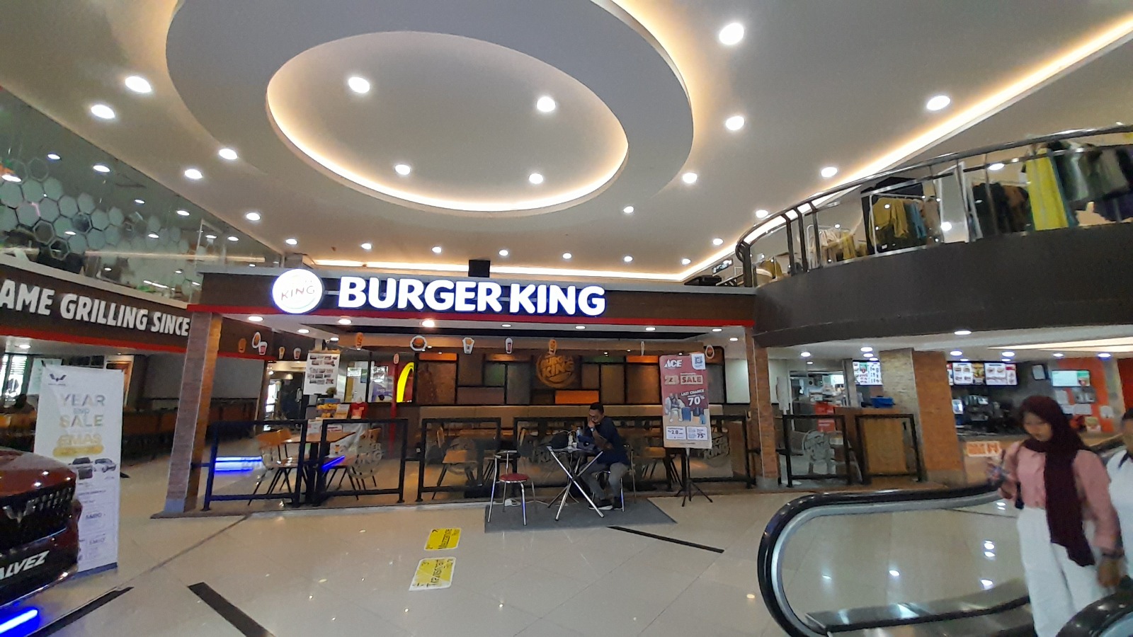SEPI: Gerai Burger King di Kediri Mall terlihat lengang kemarin sore menyusul seruan boikot untuk produk yang mendukung Israel dari MUI.