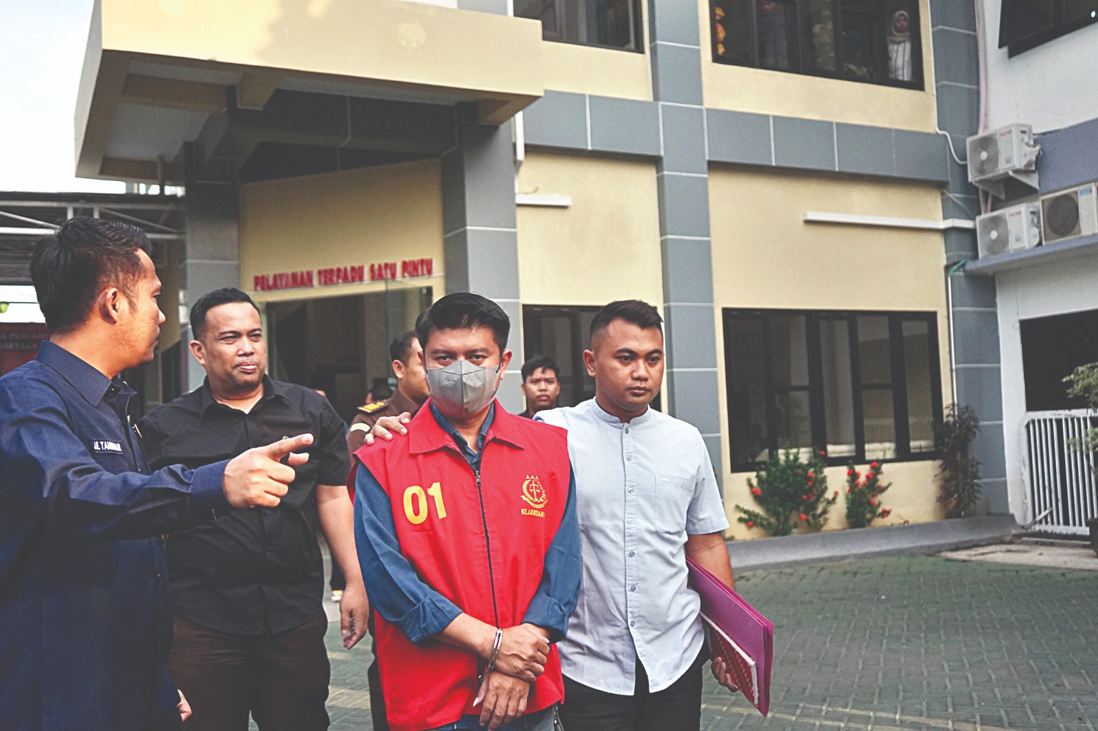 DIDUGA KORUPSI: Kades Gemenggeng Bagus Priyo Sembodo digelandang ke Rutan Klas II B Nganjuk. Dia diduga korupsi APBDes.