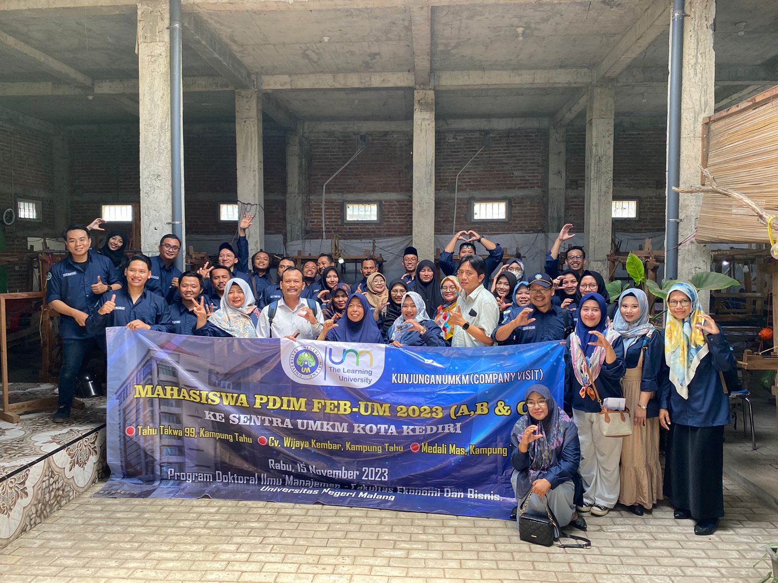 SINERGI: Mahasiswa dan dosen  pendamping PDIM UM foto bersama  pengrajin tenun Medali Emas di showroom  pembuatan tenun ikat Kampung Tenun  Kota Kediri.